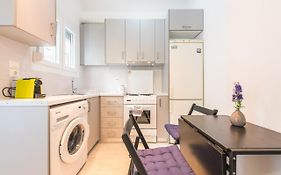 Sweet And Central Apt For 2